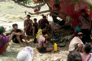 CNN:Thái Lan từ chối nhận, dân Myanmar vô rừng trốn không kích