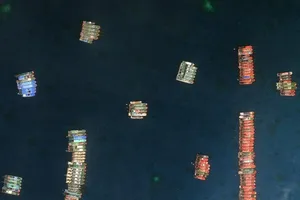 Đá Ba Đầu: 'Các tàu Trung Quốc tản ra khắp khu vực tranh chấp'. Ảnh: MAXAR