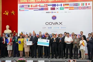 Bộ trưởng Y tế Nguyễn Thanh Long đại diện Việt Nam nhận lô vaccine ngừa COVID-19 đầu tiên do chương trình COVAX hỗ trợ Việt Nam. Ảnh: USAID VIETNAM