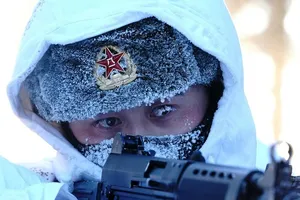 Ảnh minh họa - Một binh sĩ Trung Quốc tham gia huấn luyện dưới trời tuyết. Ảnh: TÂN HOA XÃ