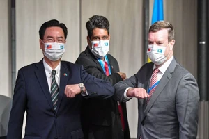 Đại sứ Mỹ tại Palau John Hennesey-Niland (bên phải). Ảnh: Cơ quan đối ngoại Đài Loan