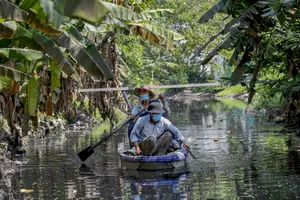 Ông Cường U70 miệt mài vớt rác trên rạch Ông Đồ 