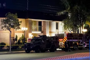 Cảnh sát phong tỏa hiện trường vụ nổ súng chiều muộn 31-3 ở quận Cam, bang California (Mỹ). Ảnh: LOS ANGELES TIMES