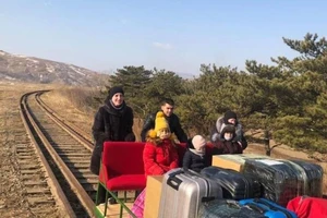 Biên giới đóng của vì dịch COVID-19, nhân viên Nga tại Triều Tiên 'đẩy xe goòng' về nước. Ảnh: BỘ NGOẠI GIAO NGA