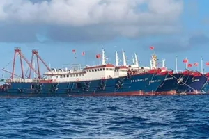 Chính quyền Philippines đã công bố hình ảnh và video ghi lại cảnh hàng trăm chiếc tàu Trung Quốc đang neo đậu tại Đá Tư Nghĩa, Đá Ga Ven và Đá Ba Đầu ngày 27-3.