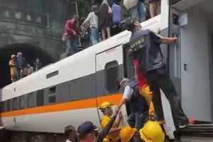 Các lực lượng cứu hộ Đài Loan hỗ trợ hành khách rời chuyến tàu hỏa gặp nạn ở Hoa Liên hôm 2-4. Ảnh: AFP