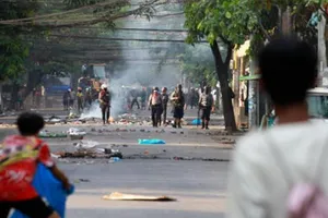 Biểu tình phản đối chính biến tại Myanmar. Ảnh: AP