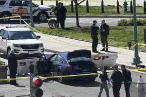 Mỹ: Tấn công bên ngoài Điện Capitol, một sĩ quan thiệt mạng. Ảnh: REUTERS