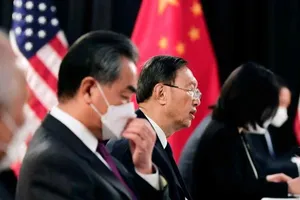 Ông Dương Khiết Trì trong cuộc họp ở Alaska. Ảnh: AP