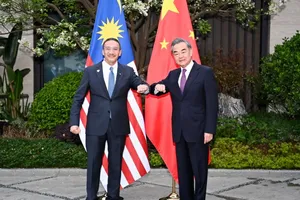 Ngoại trưởng Malaysia Hishammuddin Hussein (trái) và người đồng cấp Trung Quốc Vương Nghị. Ảnh: SCMP/XINHUA