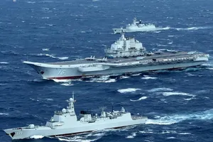 Biên đội tàu sân bay Bắc Kinh đi qua Eo biển Miyako của Nhật. Ảnh: THE DRIVE