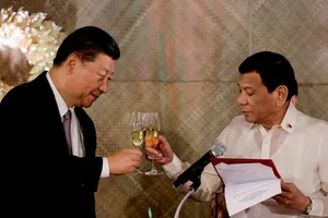 Chủ tịch Trung Quốc Tập Cận Bình (trái) và Tổng thống Philippines Rodrigo Duterte. Ảnh: REUTERS