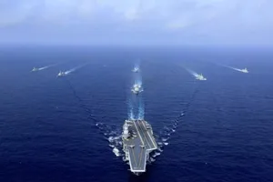 Nhóm tác chiến tàu sân bay của Trung Quốc do tàu Liêu Ninh dẫn đầu. Ảnh: AFP