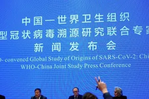 Cuộc họp báo điều tra chung giữa WHO và Trung Quốc về nguồn gốc đại dịch COVID-19 hồi tháng 2-2021. Ảnh: REUTERS