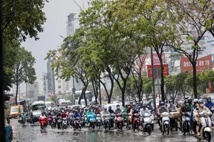 TP.HCM: Mưa nhỏ đầu mùa nhưng đường vẫn ngập