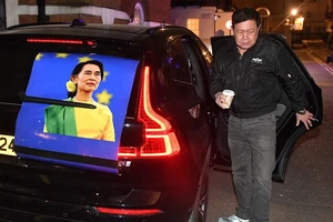 Đại sứ Myanmar tại Anh Kyaw Zwar Minn (đã bị cách chức) phải qua đêm trên ô tô sau khi bị cấm vào Đại sứ quán. Ảnh: SKY NEWS