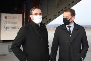 Ông Igor Matovic (khi đó là Thủ tướng Slovakia - phải) và ông Marek Krajci (khi đó là Bộ trưởng Y tế Slovakia - trái) ra sân bay tiếp nhận lô vaccine Sputnik V hôm 1-3. Ảnh: AP