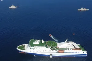 Tàu tiếp tế Tam Sa 1 của Trung Quốc. Ảnh: TÂN HOA XÃ