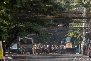 Hàng rào an ninh của phe quân đội Myanmar bao quanh TP Bago ngày 10-4. Ảnh: CNN