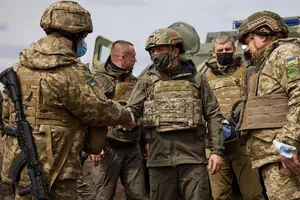 Tổng thống Ukraine Volodymyr Zelensky thị sát khu vực biên giới. Ảnh: CNN