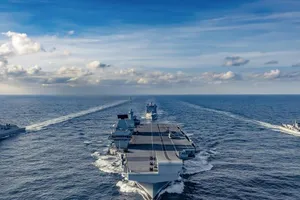 Tàu sân bay HMS Queen Elizabeth của Anh (giữa). Ảnh: KYLE HELLER