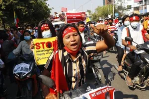 Biểu tình phản đối chính biến tại Myanmar. Ảnh: AP