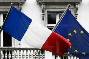 Quốc kỳ Pháp (trái) và cờ Liên minh châu Âu (phải).