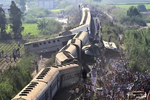 Bốn toa tàu bị trật bánh ở tỉnh Qalioubia, Ai Cập, ngày 18-4. Ảnh: REUTERS.