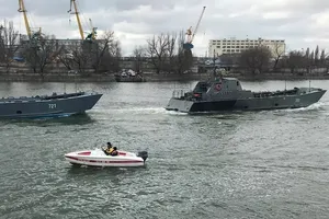 Một nhóm tàu thuộc Hạm đội Caspi (Nga) di chuyển ra Biển Đen hôm 13-4. Ảnh: AFP