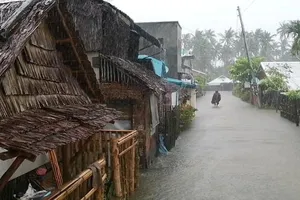 Ngập lụt tại tỉnh Đông Samar (Philippines) do ảnh hưởng từ hoàn lưu bão Surigae. Ảnh: AP