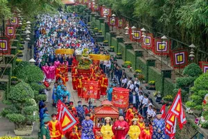 Chùm ảnh: Người dân rước lễ, dâng hương Giỗ Tổ Hùng Vương