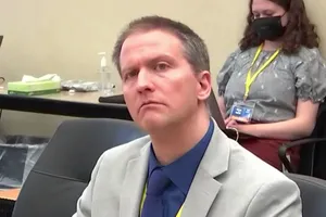 Sĩ quan cảnh sát Derek Chauvin trong một phiên xét xử ở toà án bang Minnesota hồi tháng 1. Ảnh: REUTERS