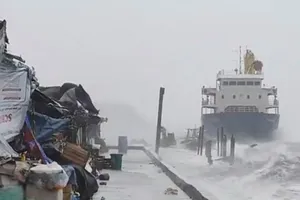 Sóng tạt vào bờ khi siêu bão Surigae di chuyển gần Philippines. Ảnh: REUTERS