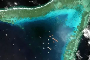 Các tàu Trung Quốc neo đậu trái phép tại đá Ba Đầu thuộc quần đảo Trường Sa của Việt Nam. Ảnh: MAXAR 