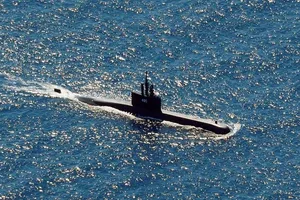 Tàu ngầm KRI Alugoro của hải quân Indonesia tìm kiếm tàu ngầm KRI Nanggala-402 bị mất tích. Ảnh: ERIC IRENG/ AP
