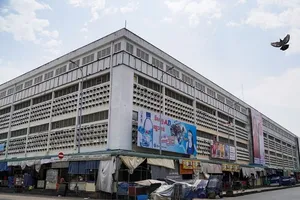 Một khu chợ ở thủ đô Phnom Penh (Campuchia) phải đóng cửa do dịch COVID-19. Ảnh: REUTERS