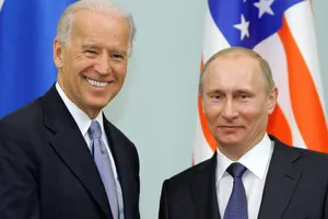 Tổng thống Nga Vladimir Putin (phải) bắt tay ông Joe Biden (trái), khi đó còn là phó tổng thống Mỹ, trong một cuộc gặp ở thủ đô Moscow hồi tháng 3-2011. Ảnh: AP