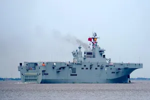 Tàu Type-075 của Trung Quốc chạy thử nghiệm vào ngày 5-8-2020. Ảnh: WEIBO