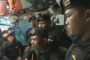 Các thủy thủ tàu ngầm Indonesia cùng nhau hát bài ca "Tạm biệt".