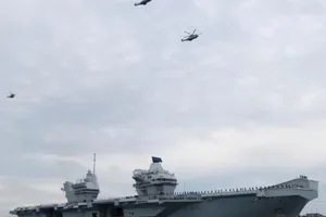 Trực thăng bay phía trên chiếc hàng không mẫu hạm mới HMS Queen Elizabeth của Hải quân Hoàng gia Anh khi nó đến Portsmouth, Anh.