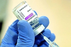 Lọ vaccine ngừa COVID-19 do tập đoàn dược phẩm AstraZeneca sản xuất.