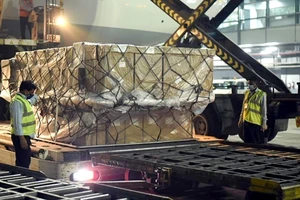 Lô hàng viện trợ của Anh vận chuyển tới sân bay ở thủ đô New Delhi, Ấn Độ, ngày 27-4. Ảnh: REUTERS