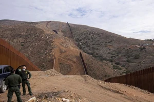 Lầu Năm Góc hủy các dự án xây tường biên giới bằng quỹ quân sự