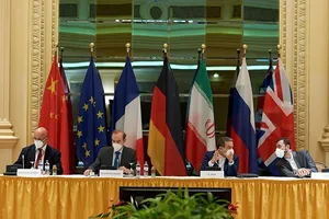 Các nhà đàm phán Iran, Nga, Trung Quốc, Anh, Pháp, Đức và Liên minh châu Âu tại buổi đàm phán về thỏa thuận hạt nhân năm 2015 tại Vienna, Áo.