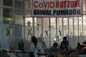 Các ca nghi nhiễm COVID-19 được đặt nằm bên ngoài Bệnh viện Amang Rodriguez ở TP Marikina, Philippines ngày 30-4. Ảnh: AP