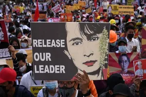 Người biểu tình tại TP Yangon (Myanmar) giơ cao các biểu ngữ đòi thả tự do cho Cố vấn Nhà nước Aung San Suu Kyi. Ảnh: AFP