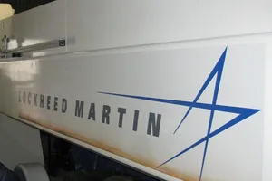 Tập đoàn công nghiệp quốc phòng Mỹ Lockheed Martin có thể đã mua lại và bí mật nghiên cứu mảnh vỡ của một UFO bị rơi.