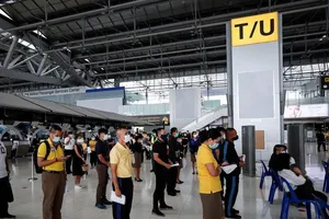 Người dân Thái Lan xếp hàng để được tiêm vaccine ngừa COVID-19 tại sân bay Suvarnabhumi ở Bangkok, ngày 28-4.