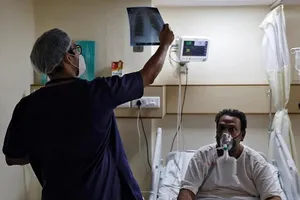 Một bác sĩ chẩn đoán, điều trị cho một ca nhiễm COVID-19 ở thủ đô New Delhi (Ấn Độ). Ảnh: REUTERS