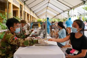 Người dân Campuchia khai báo y tế trước khi được tiêm vaccine ngừa COVID-19.